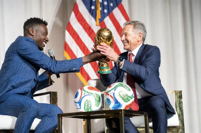 Blaise Matuidi y Andrea Bonapersona con el trofeo del Mundial 2018